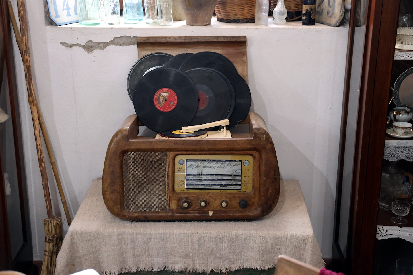 Vintage skivspelare med vinylskivor på en linneduk.