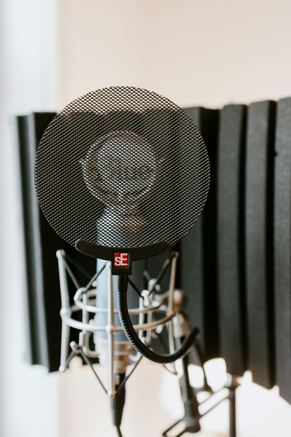 Studiomikrofon med popfilter i en inspelningsstudio.